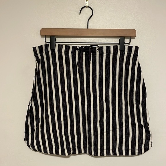 GAP Size Medium Gray and White Vertical Stripes Mini Skirt - Picture 1 of 8